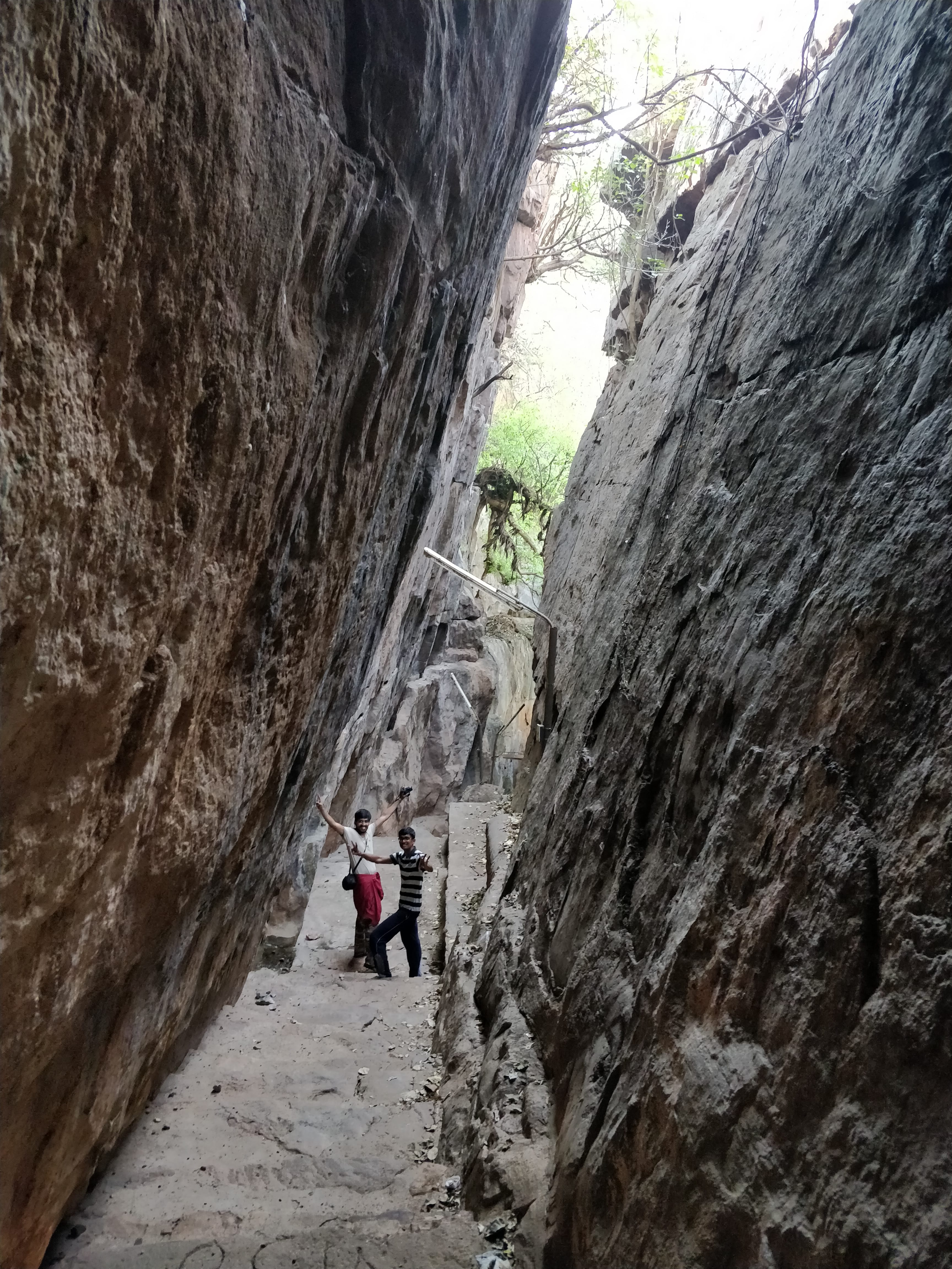 Gokak falls - path through huge rocks