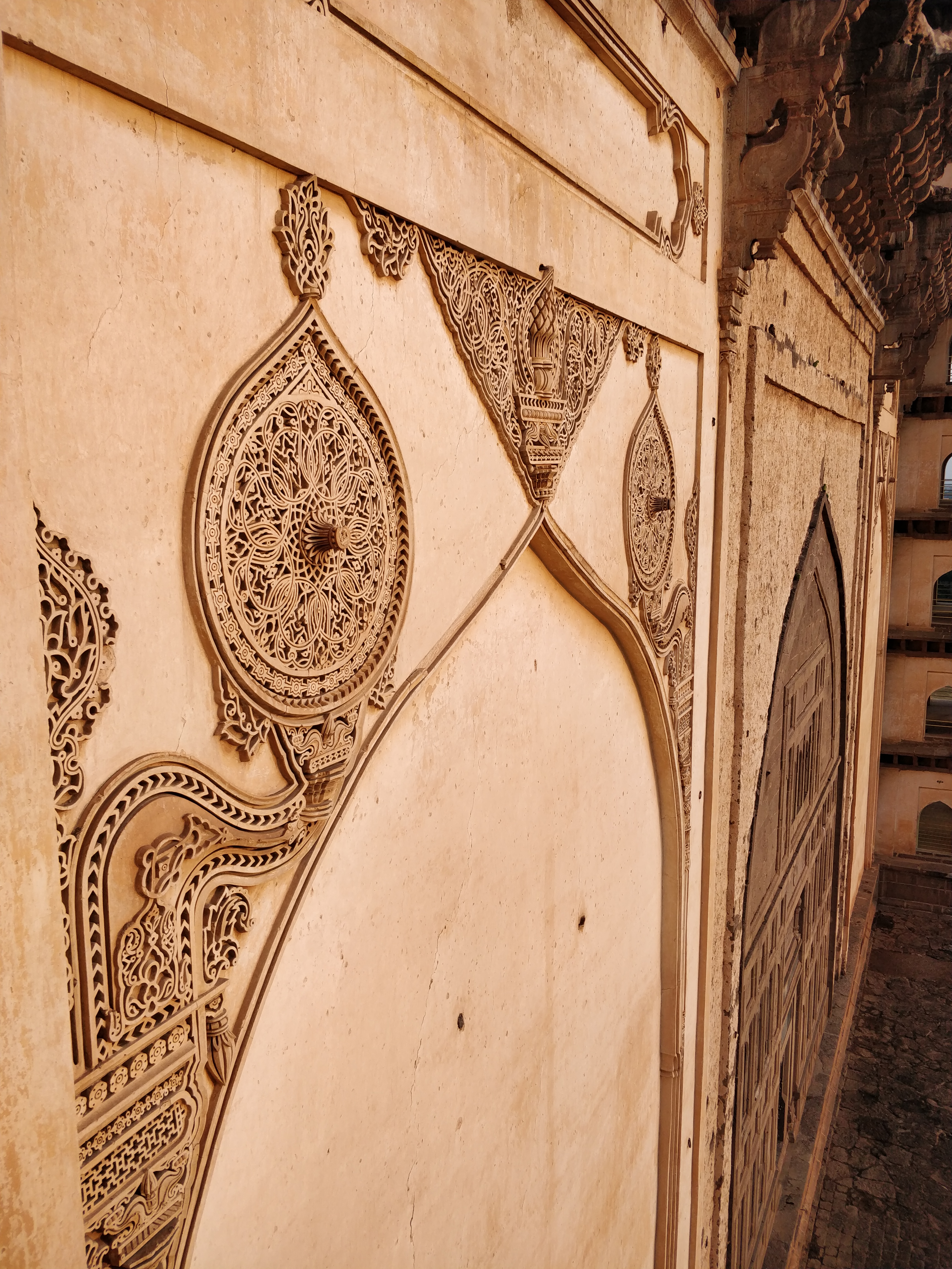 intricate design on the huge walls of Gol Gumbaz