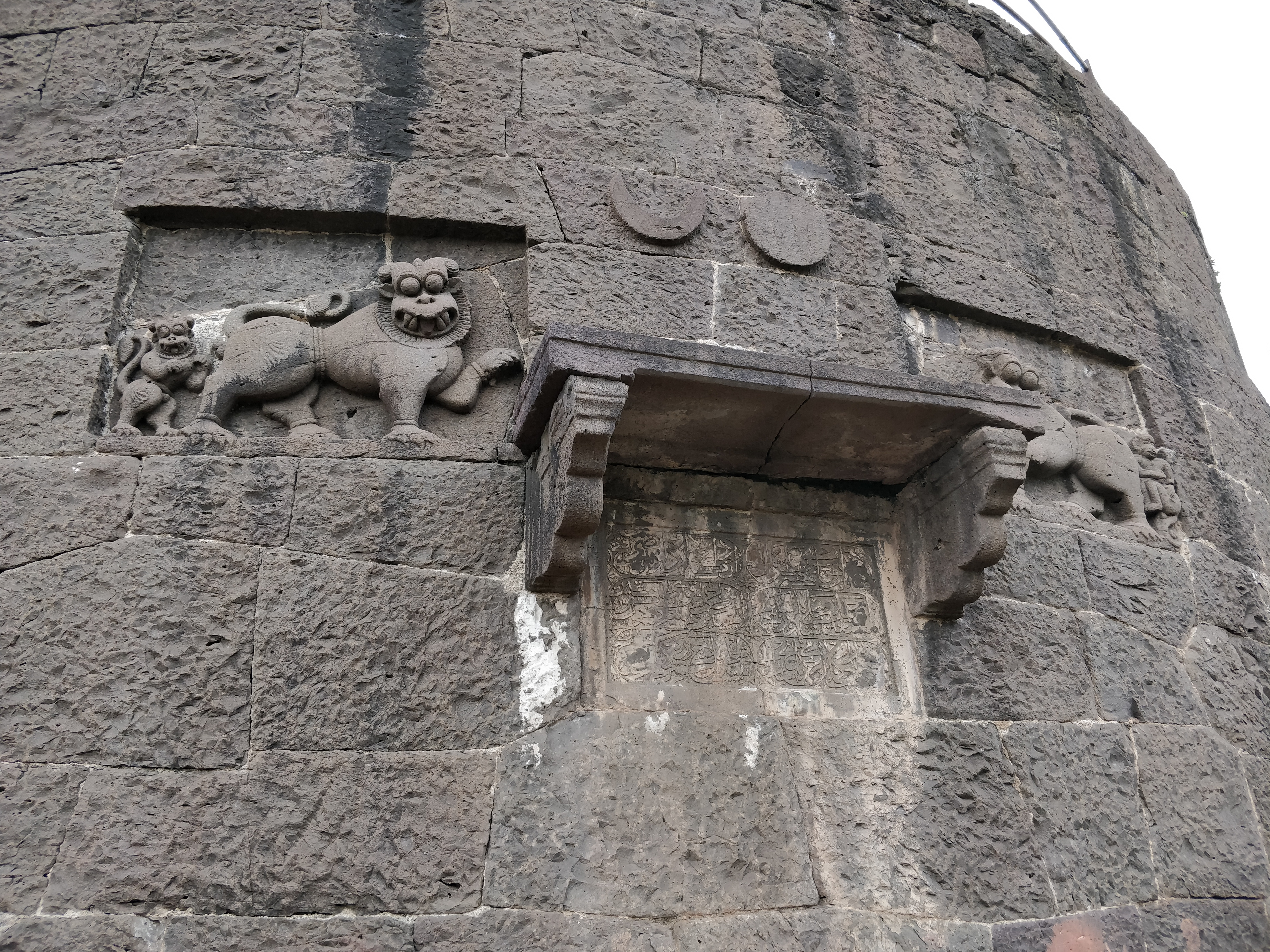 inscriptions on the malik-e-maidan tower