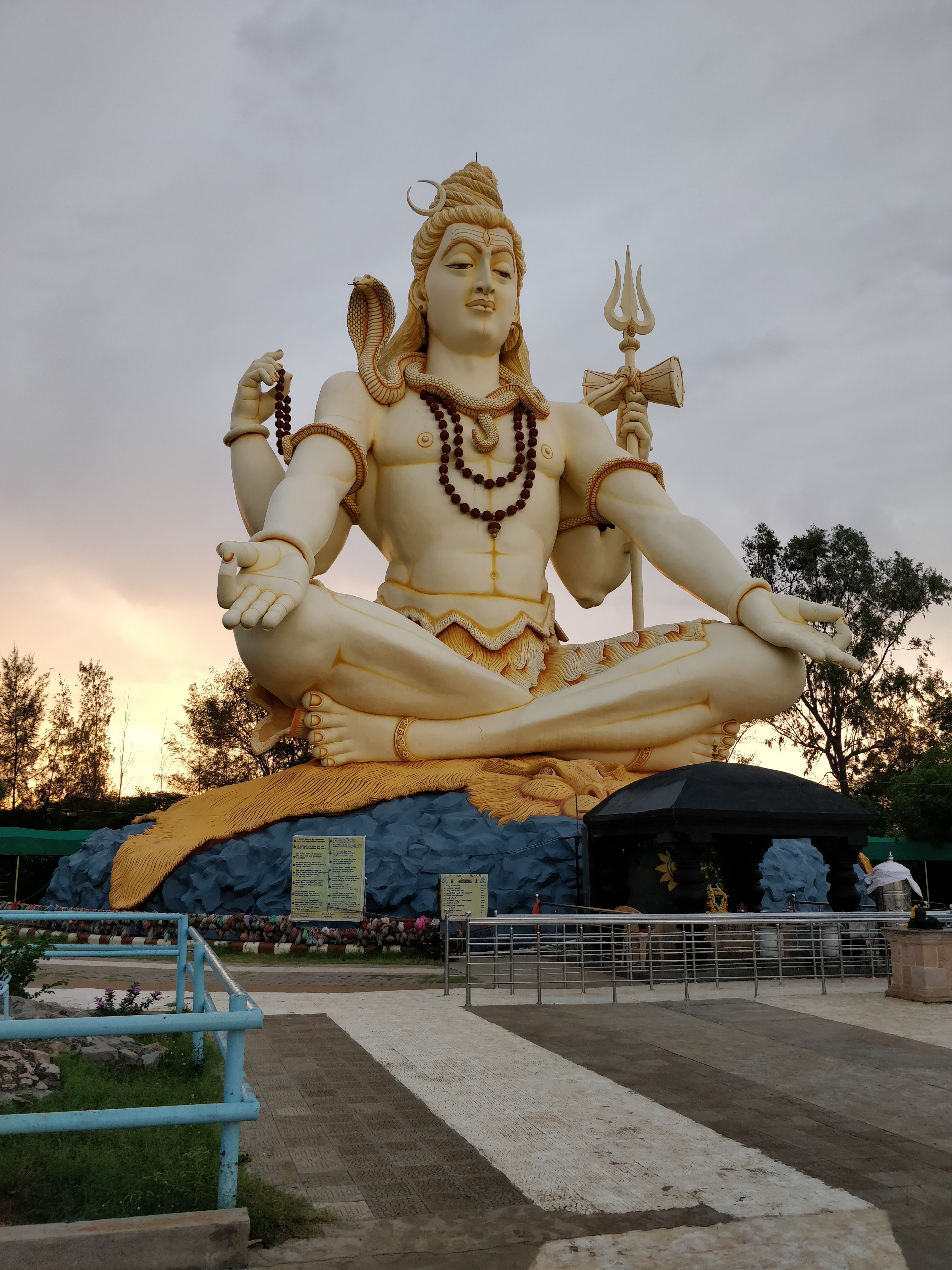 huge shiva statue at sivagiri temple
